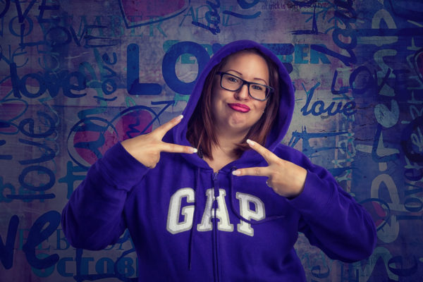 Fotograf Schwarzwald Digitalart Frau mit Brille und GAP Hoodie vor einer Graffitiwand